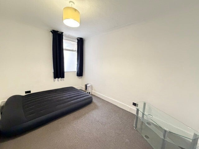 Flat Whippendell Road in Watford