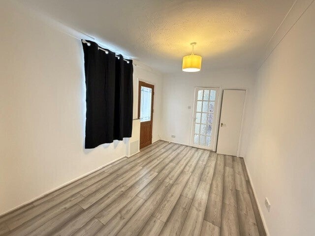Flat Whippendell Road in Watford