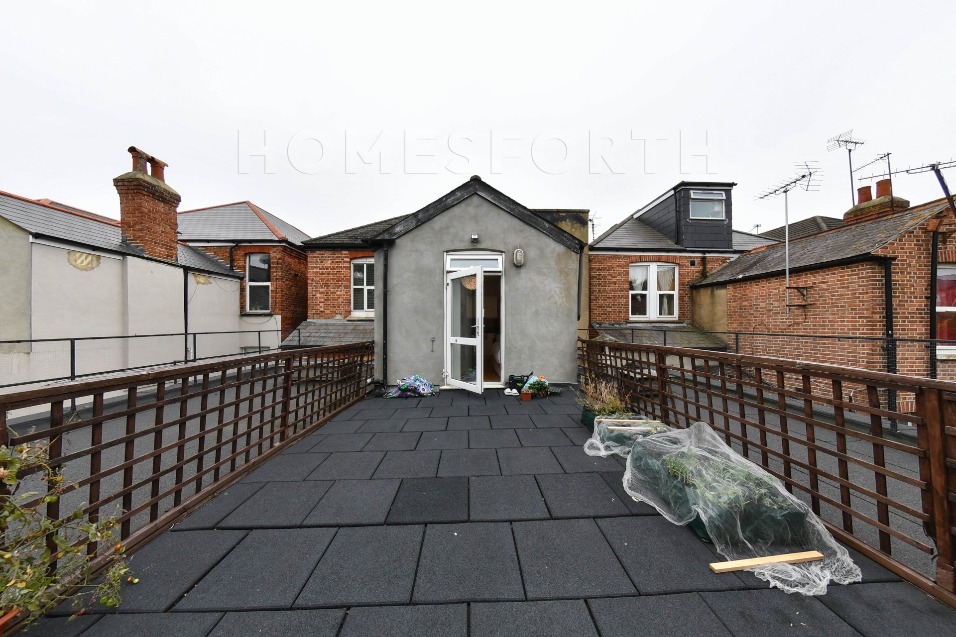 Flat Manstone Road in Greater London