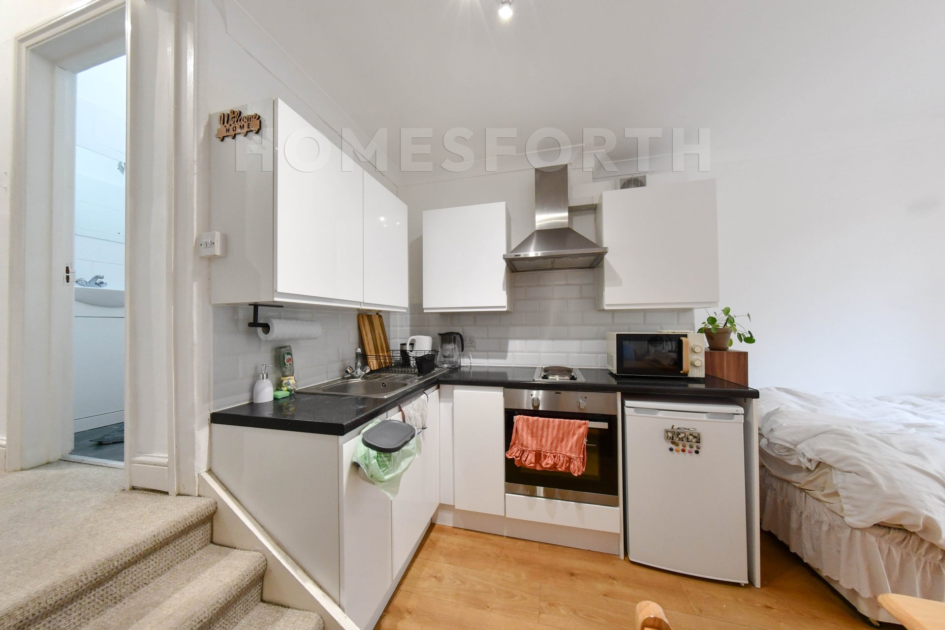 Flat Manstone Road in Greater London