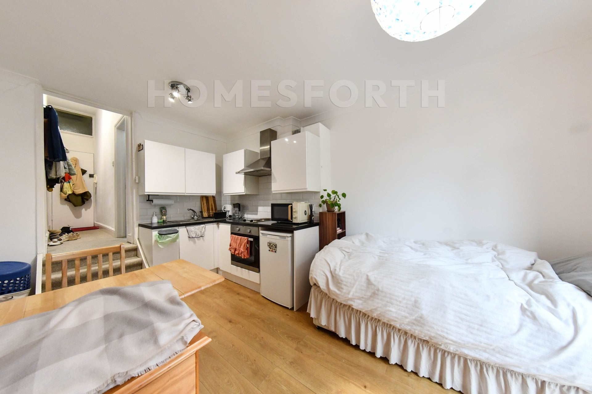 Flat Manstone Road in Greater London