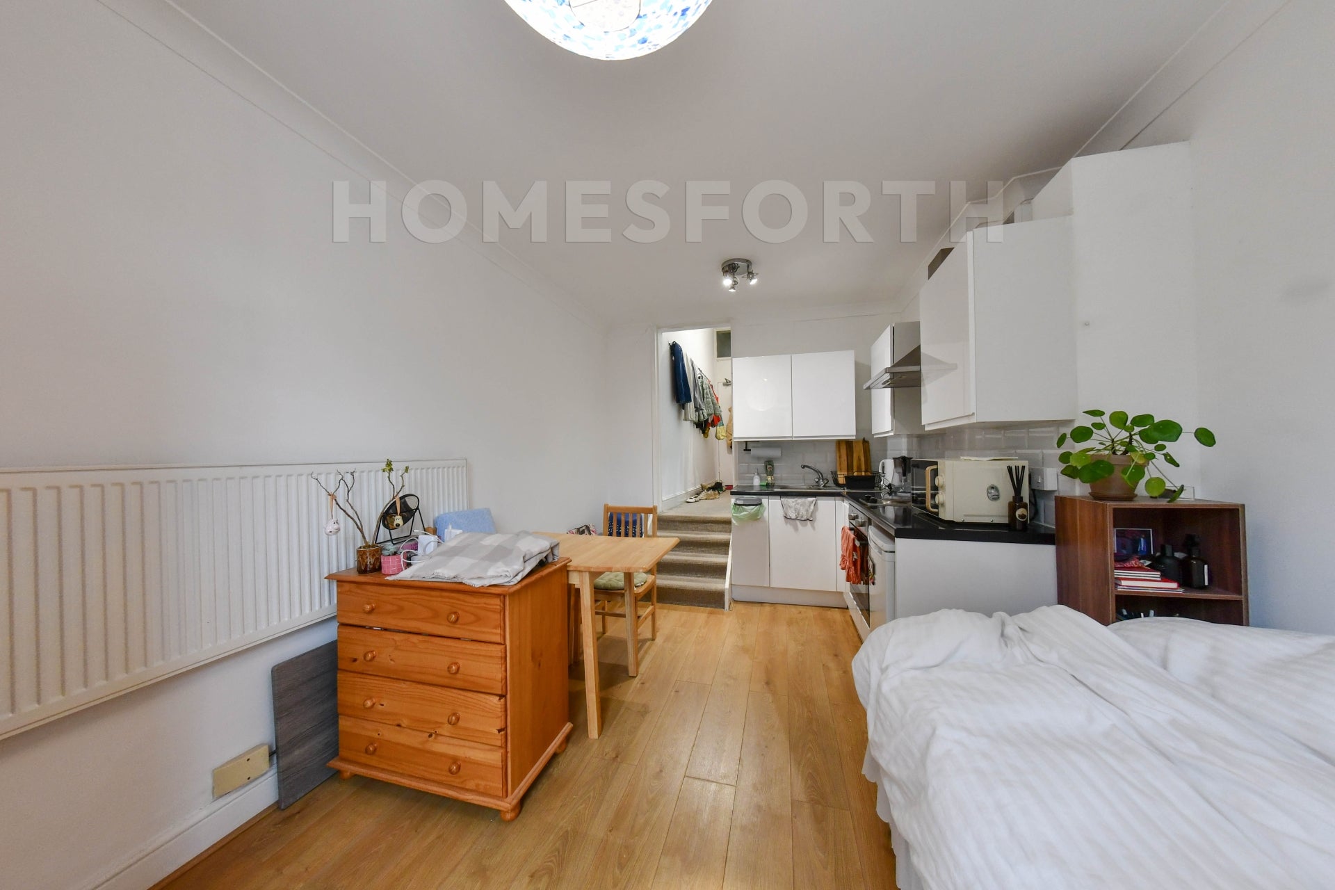 Flat Manstone Road in Greater London