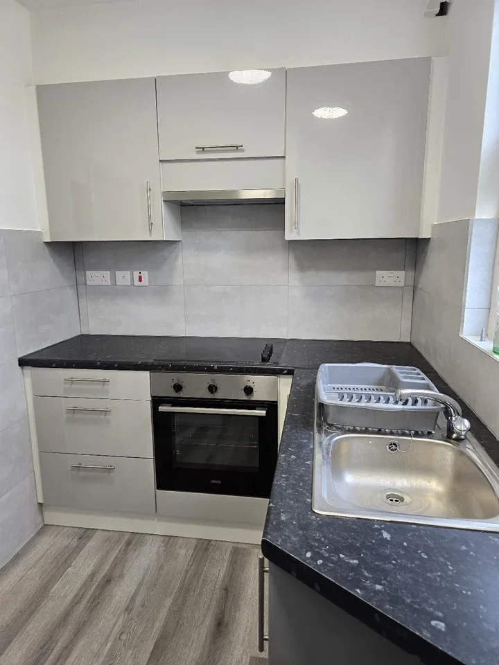 Flat Lyndhurst Road in Greater London