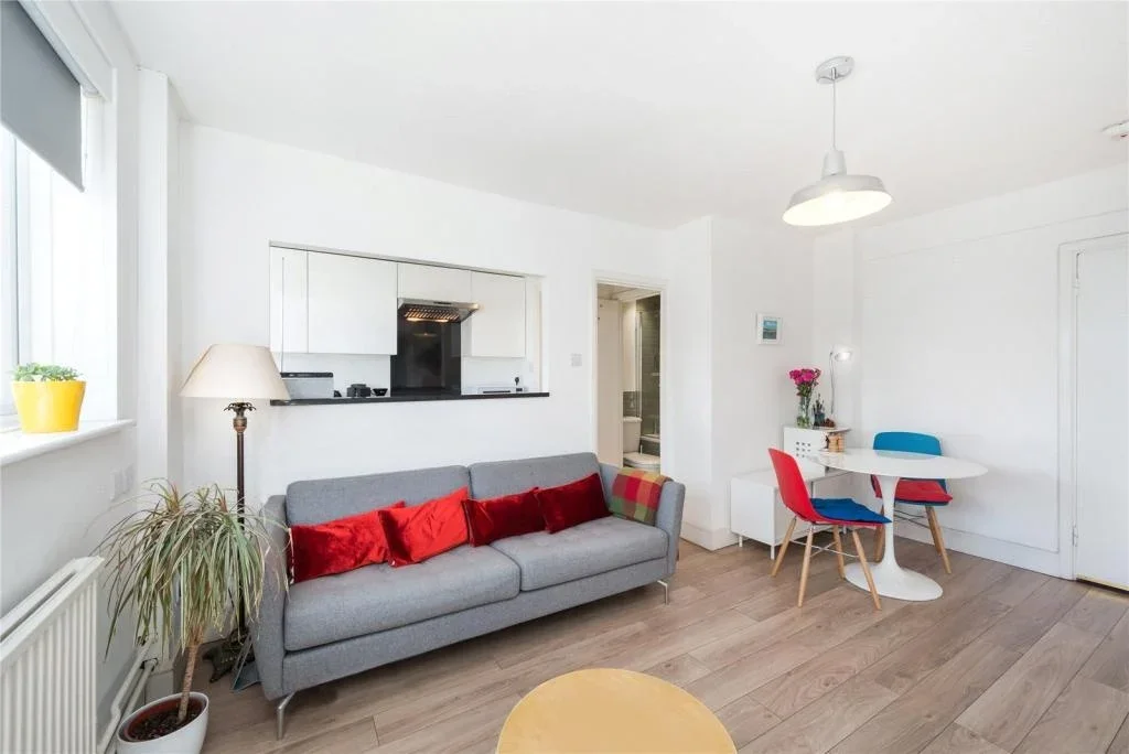 Flat Upper Richmond Road in Greater London