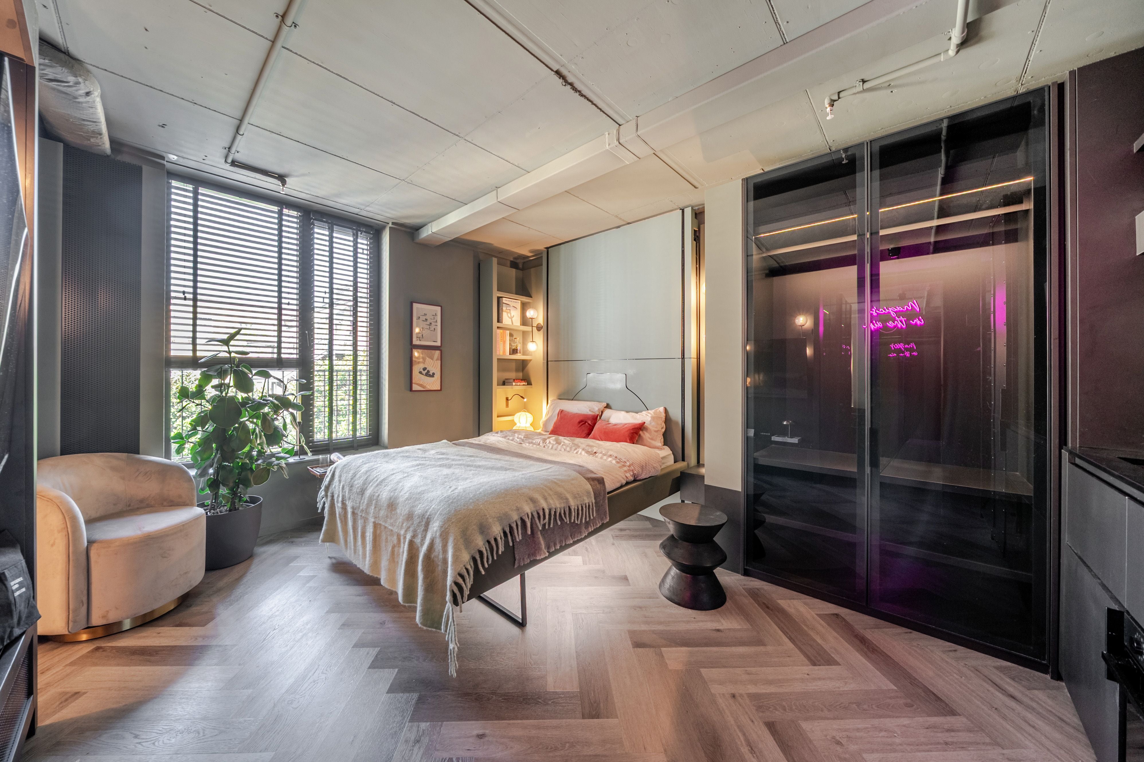 Flat Haydon Way in Greater London