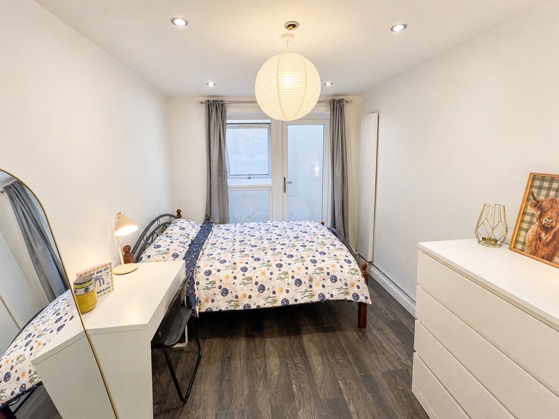 Room White Horse Road in Greater London