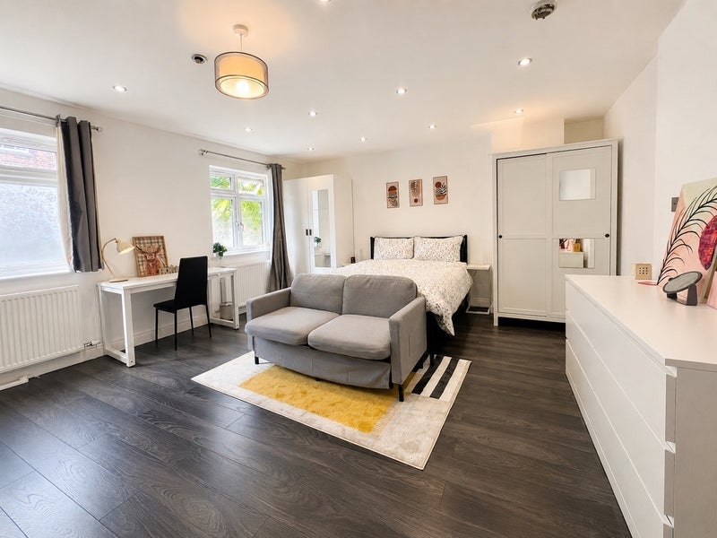 Room White Horse Road in Greater London