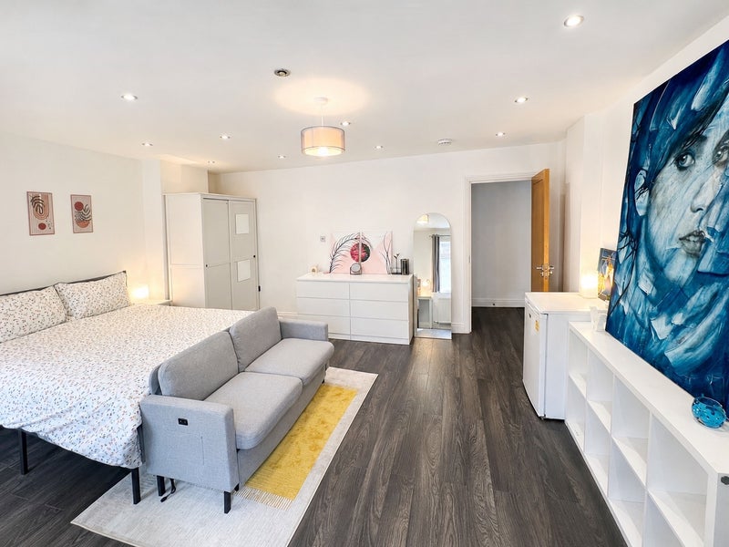 Room White Horse Road in Greater London