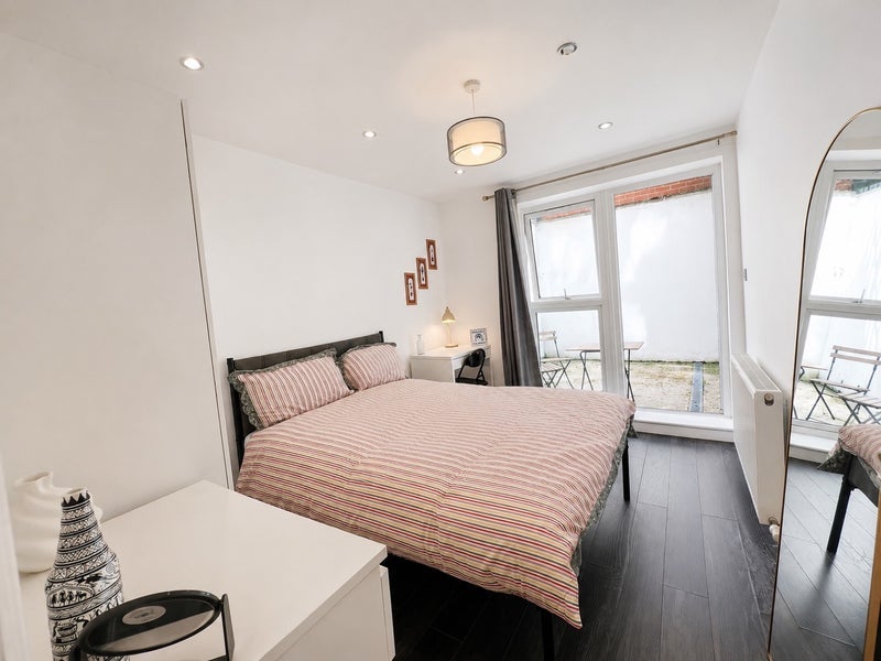Room White Horse Road in Greater London