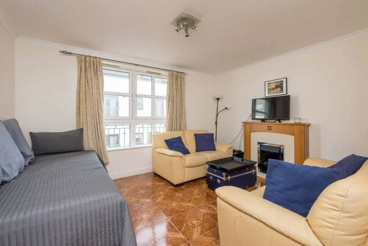 Flat Calton Road in City of Edinburgh