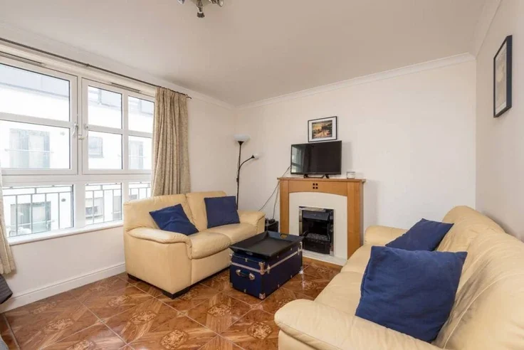 Flat Calton Road in City of Edinburgh