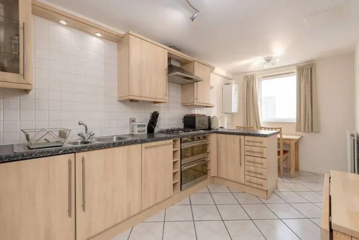 Flat Calton Road in City of Edinburgh