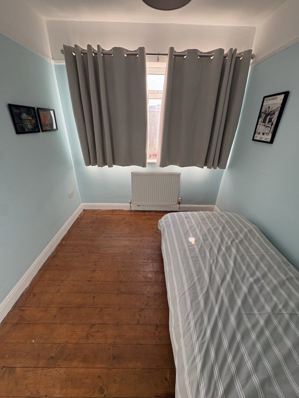 Room Warrington Road in Greater London