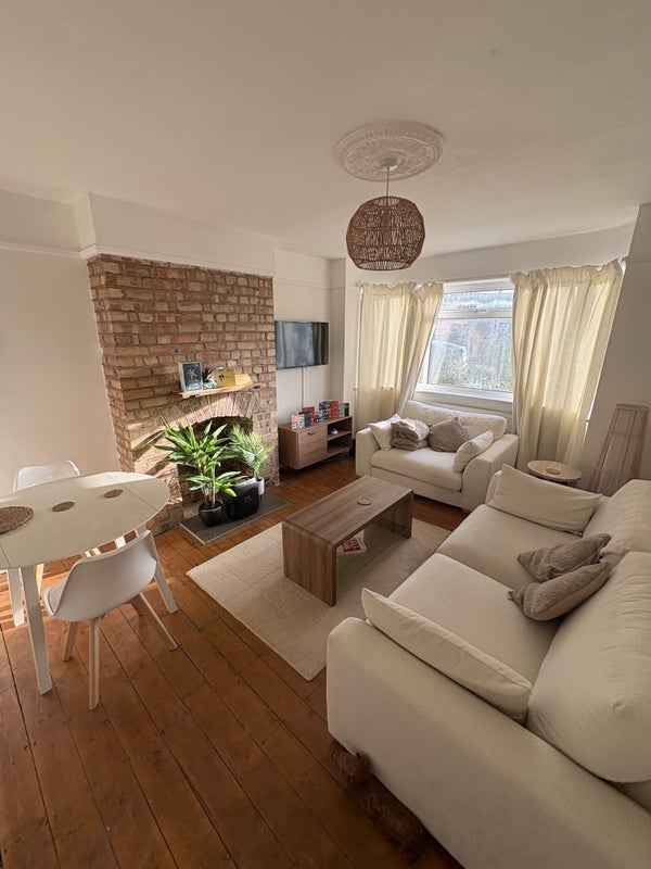 Room Warrington Road in Greater London