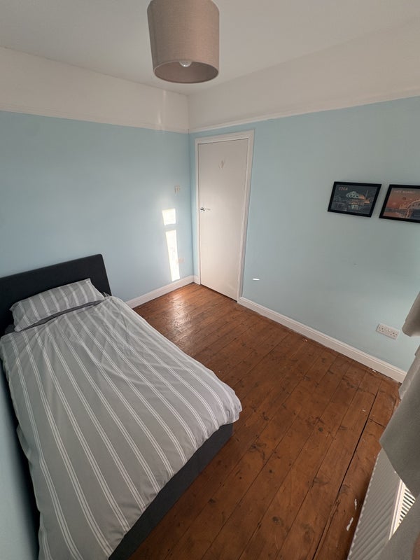 Room Warrington Road in Greater London