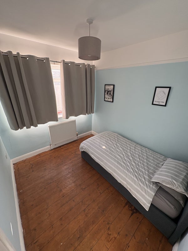 Room Warrington Road in Greater London