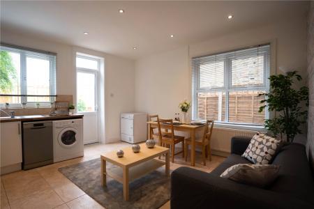 Flat Holmesley Road in Greater London