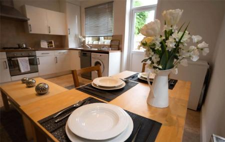 Flat Holmesley Road in Greater London