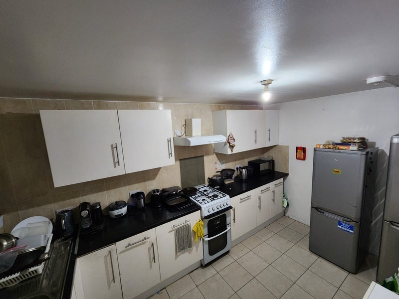 Room Barnhill Road in Greater London