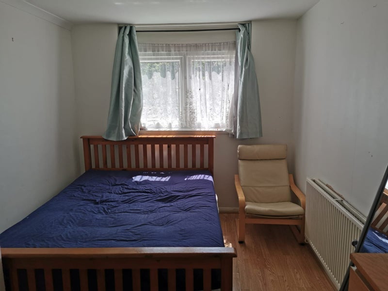 Room Barnhill Road in Greater London