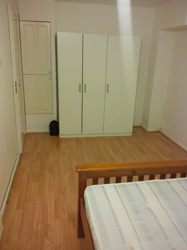 Room Barnhill Road in Greater London