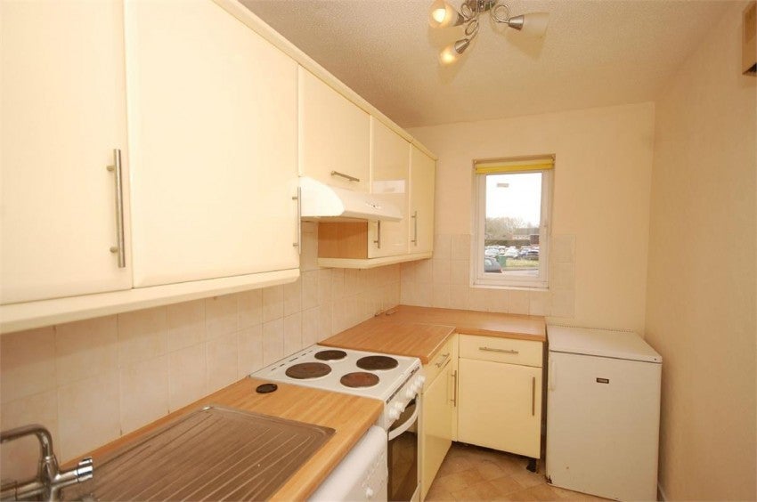 Flat Chedworth Close in Billing