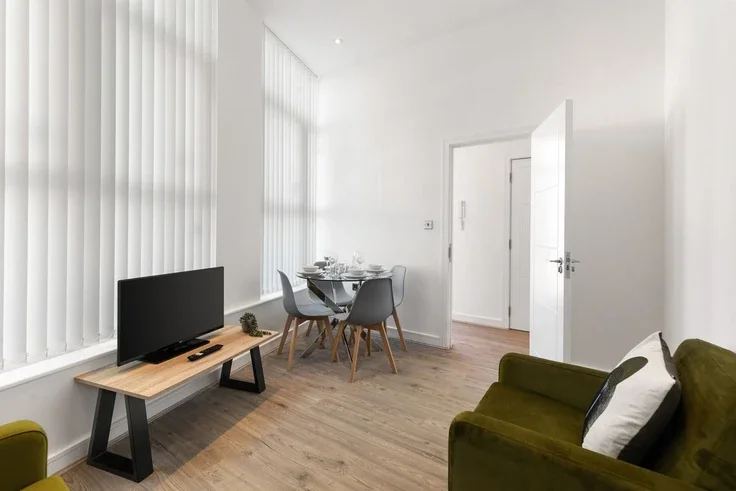 Flat Mackenzie Road in Greater London