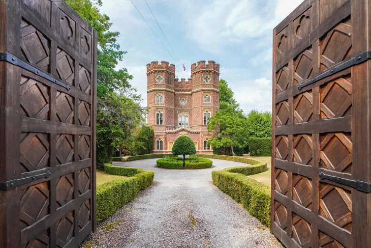 Flat Pelhams Walk in Elmbridge