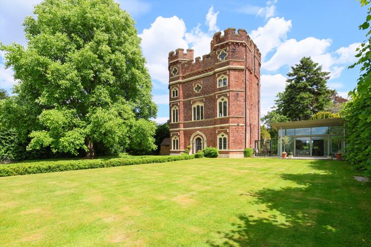 Flat Pelhams Walk in Elmbridge