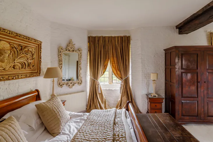 Flat Pelhams Walk in Elmbridge