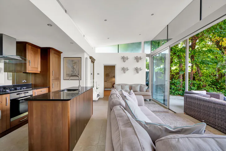 Flat Pelhams Walk in Elmbridge