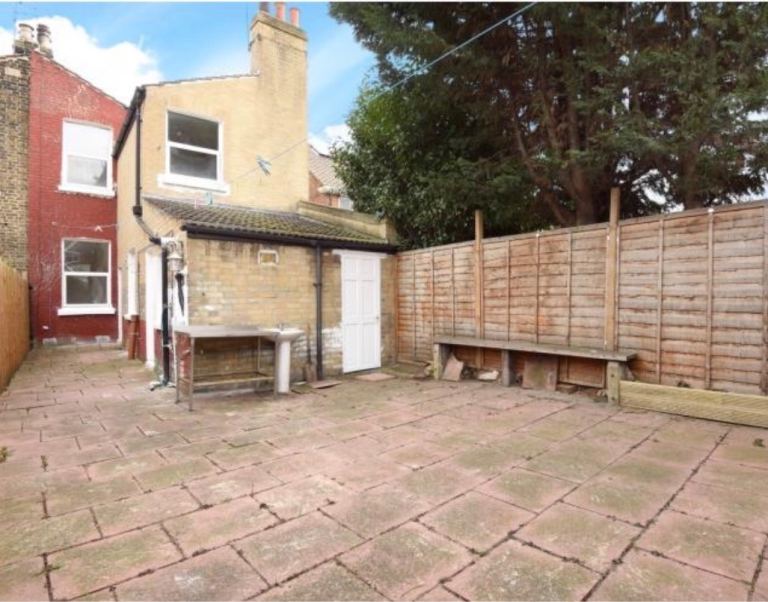 House Braxfield Road in Greater London