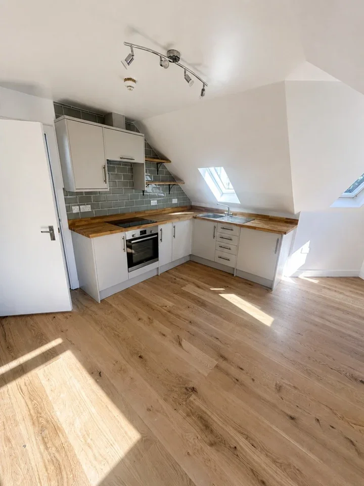 Flat Nightingale Lane in Greater London