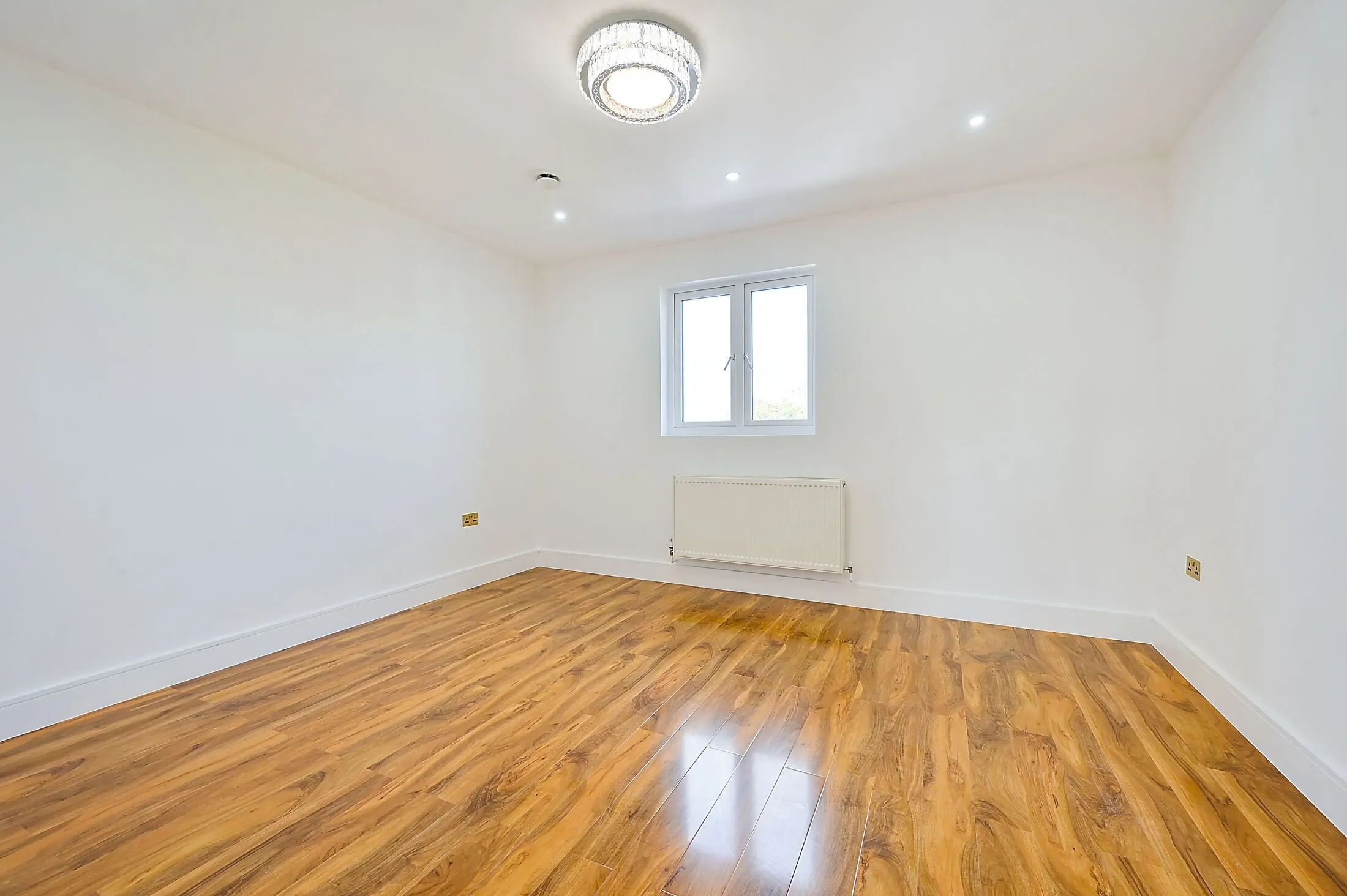 Flat Cobham Road in Greater London