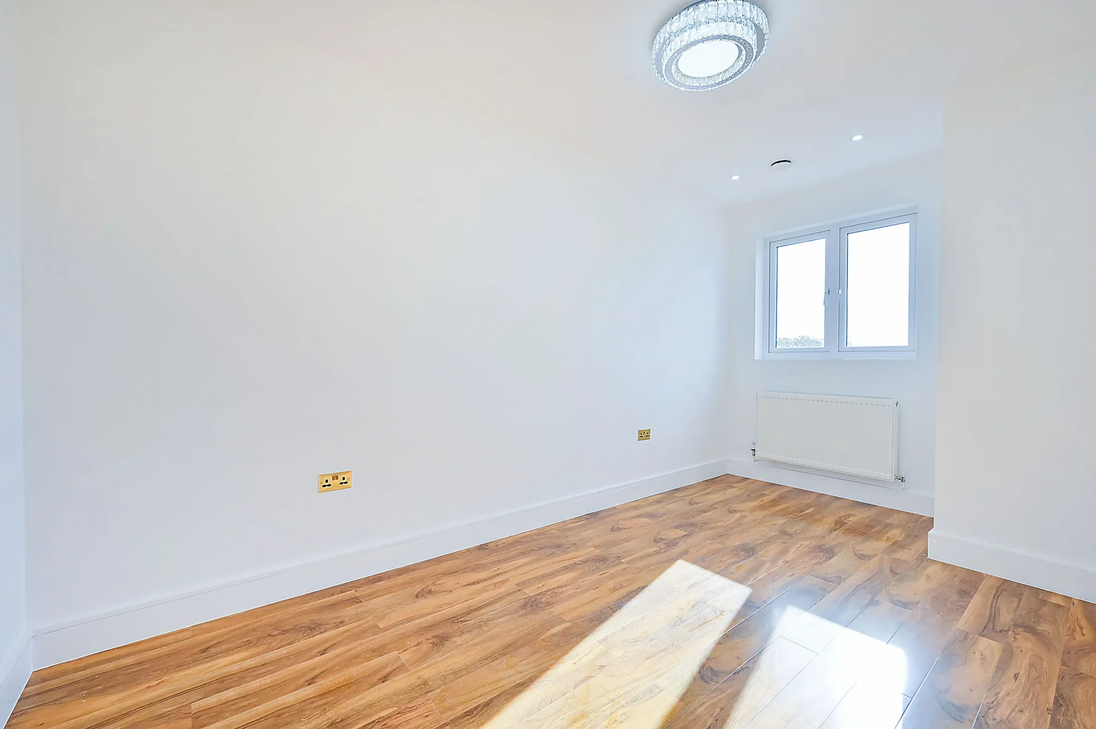 Flat Cobham Road in Greater London
