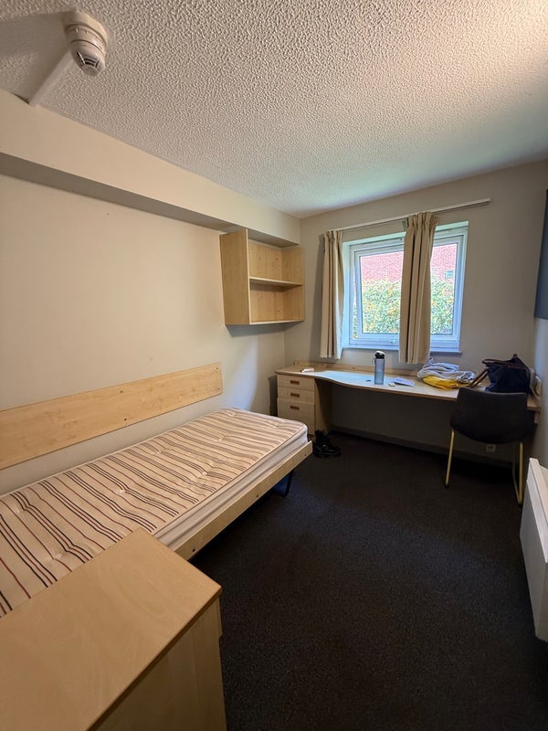 Room Cambridge Court in Liverpool