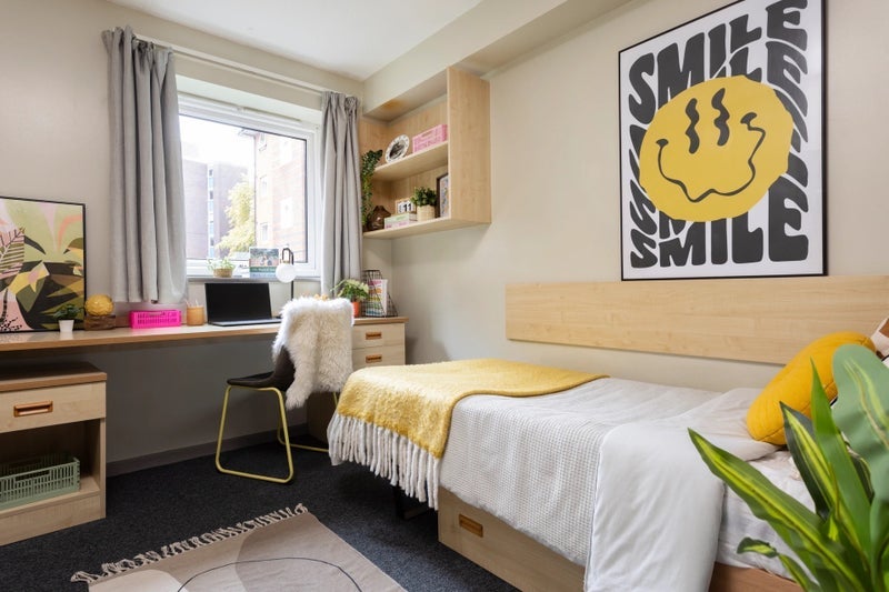 Room Cambridge Court in Liverpool