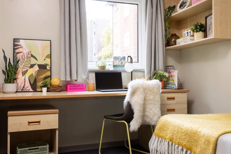 Room Cambridge Court in Liverpool