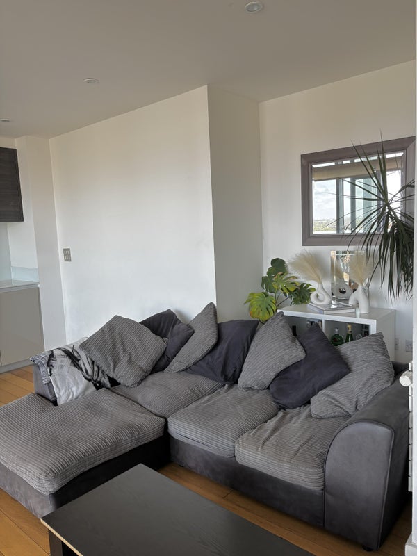 Flat Barking Road in Greater London