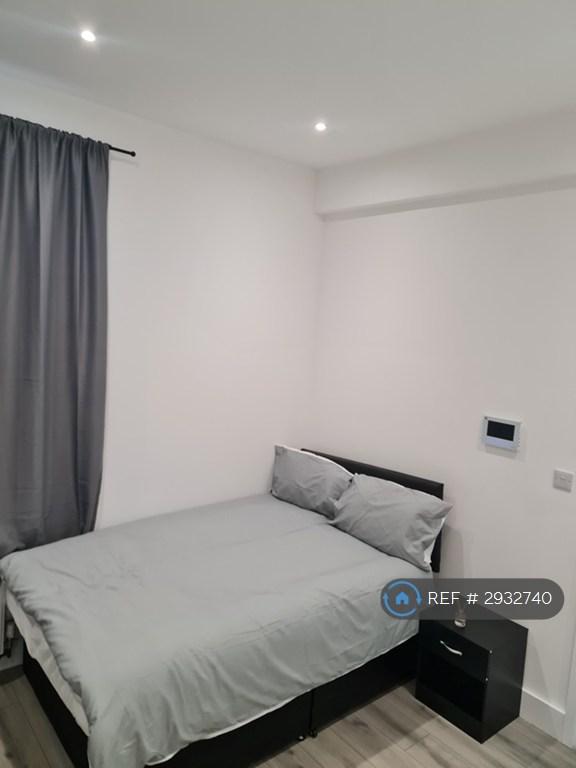 Room Southchurch Road in Southend-on-Sea