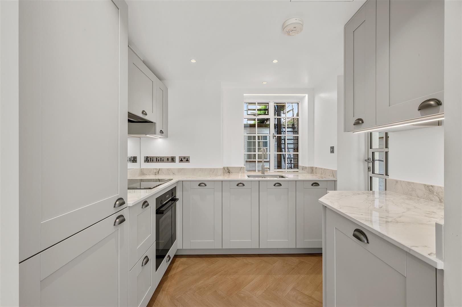 Flat Victoria Road in Greater London