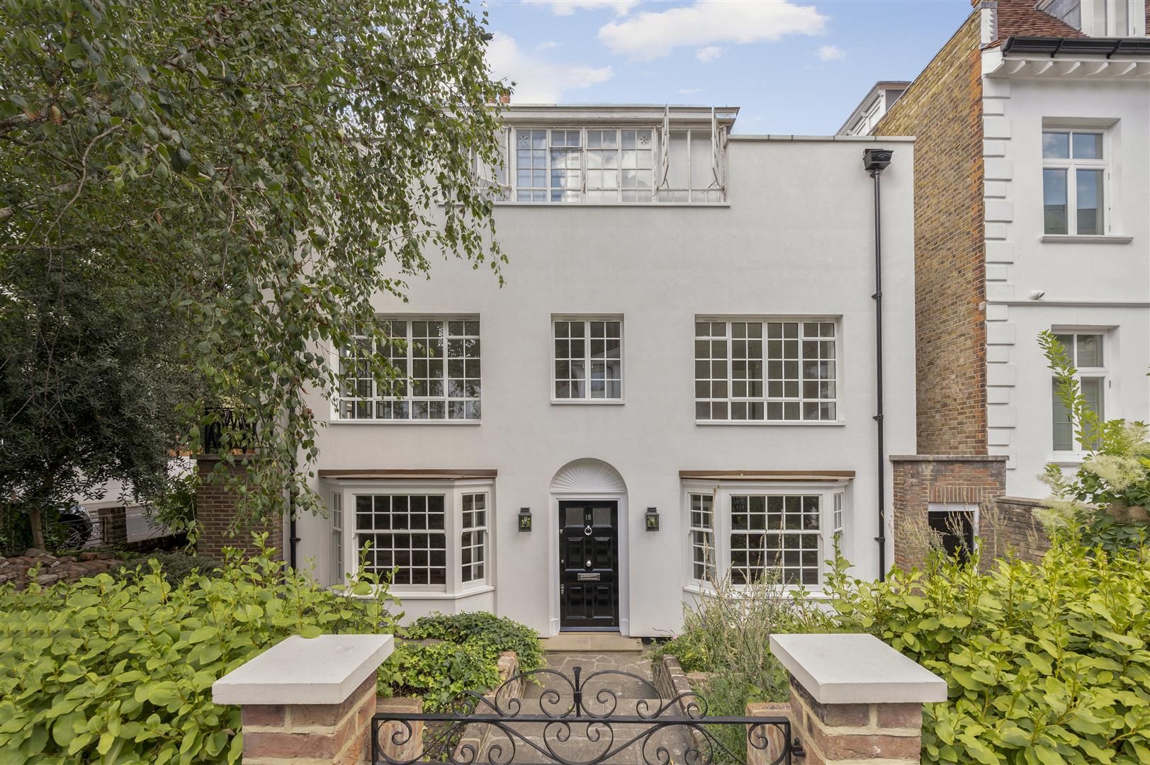 Flat Victoria Road in Greater London