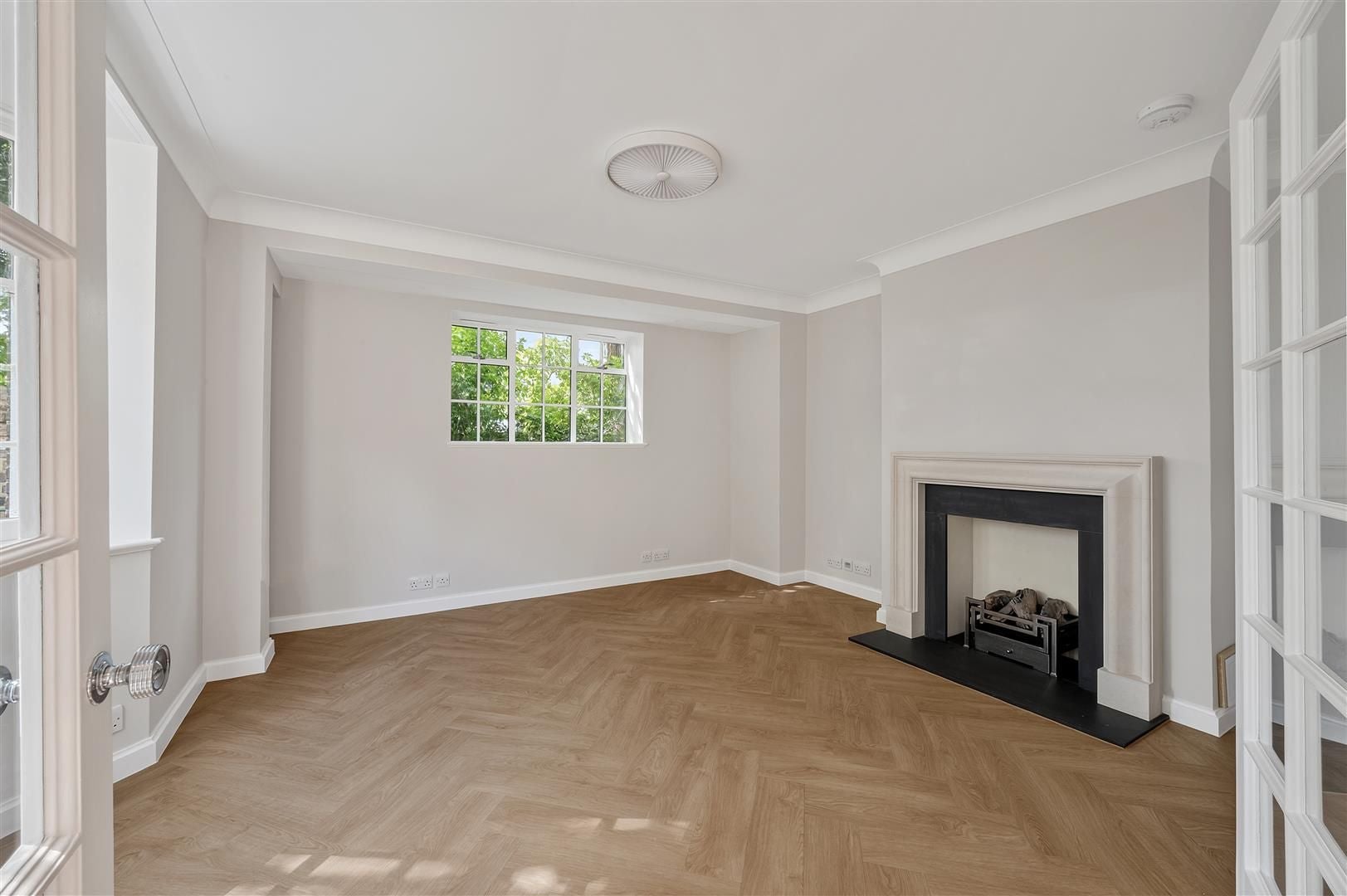 Flat Victoria Road in Greater London