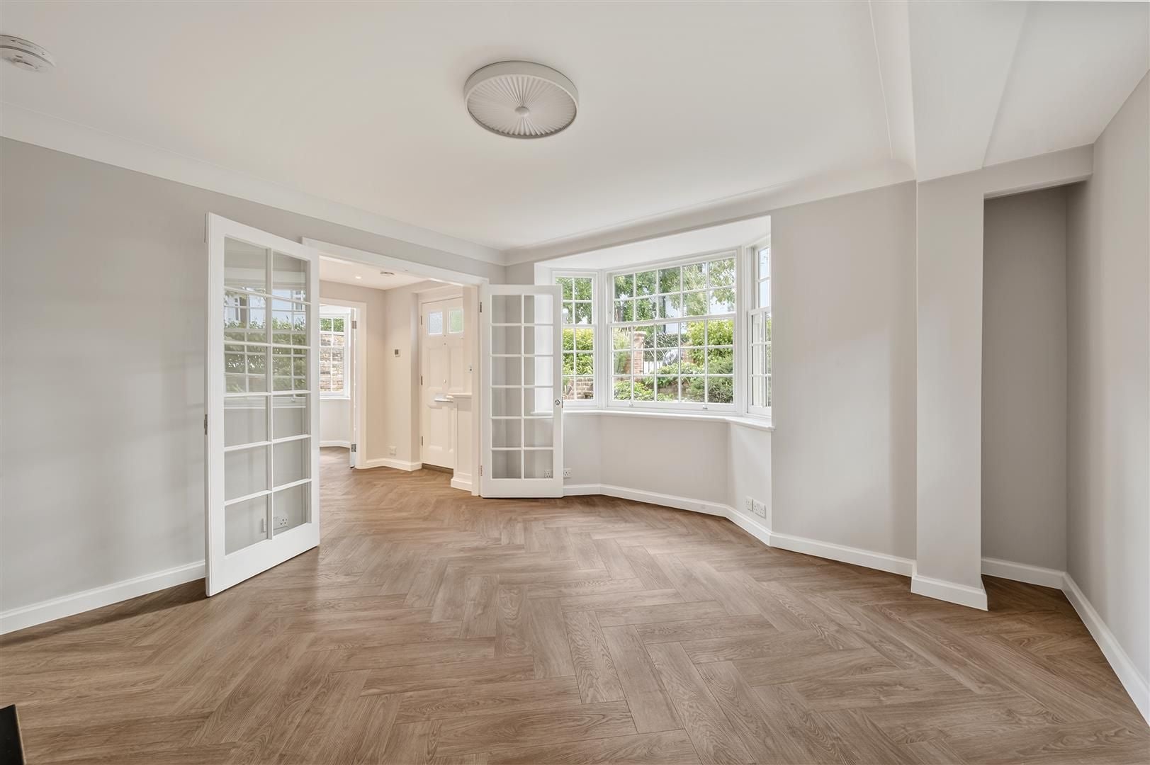 Flat Victoria Road in Greater London