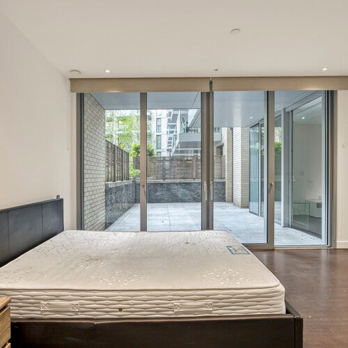 Flat Alie Street in Greater London