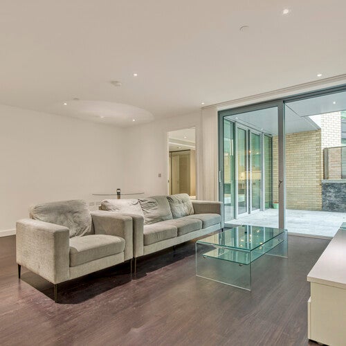 Flat Alie Street in Greater London