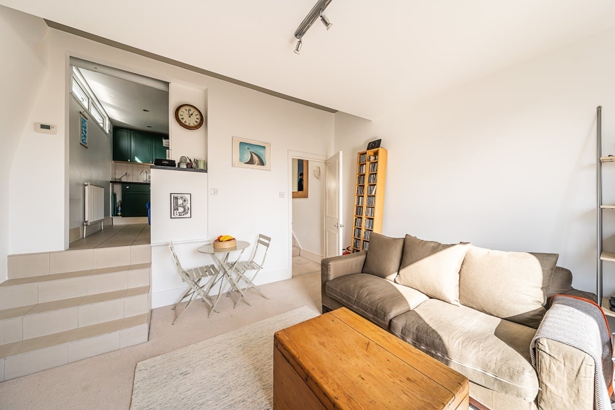 Flat Fontenoy Road in Greater London