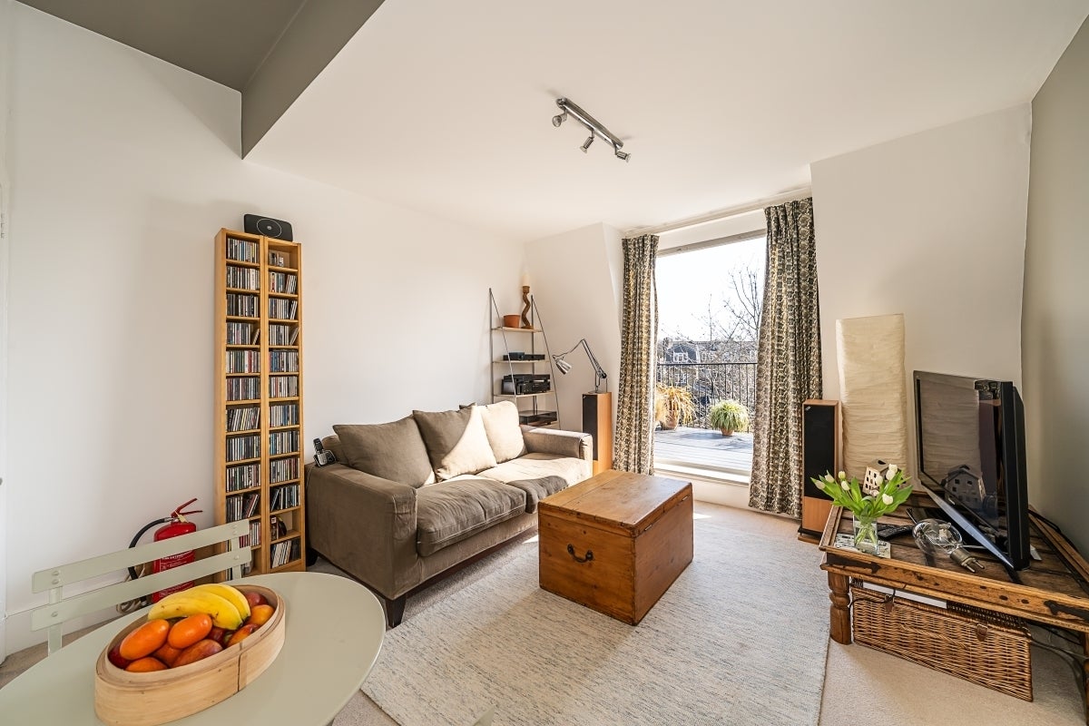 Flat Fontenoy Road in Greater London