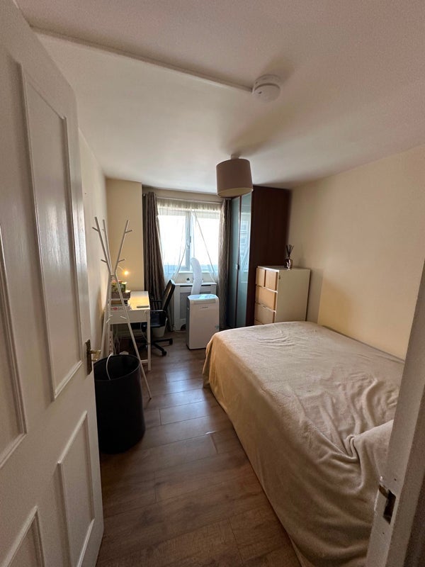 Room Salisbury Close in Greater London