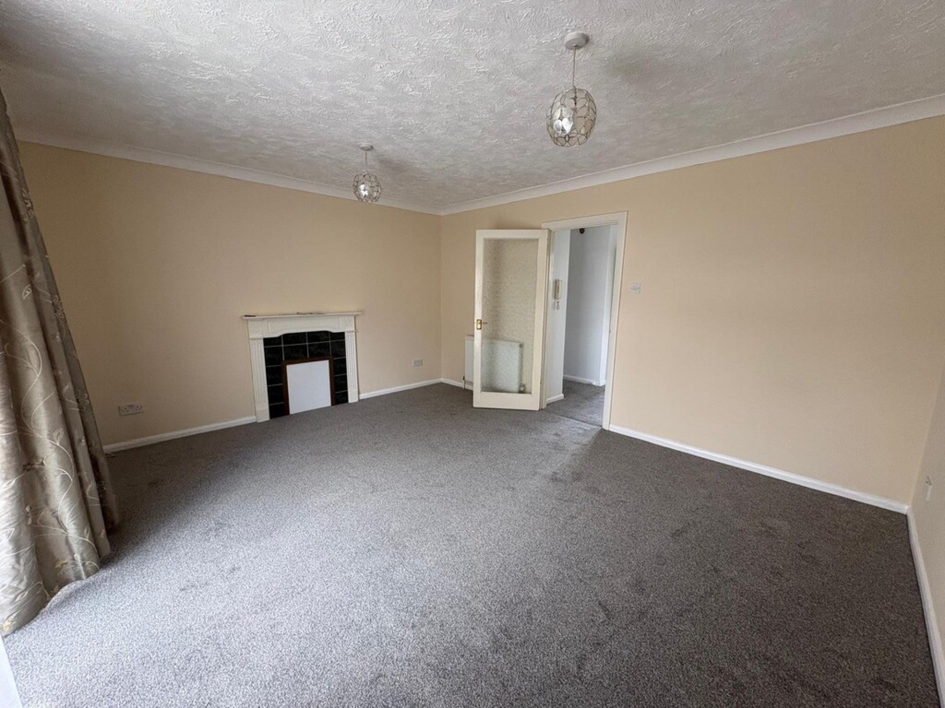 Flat Raven's Road in Adur